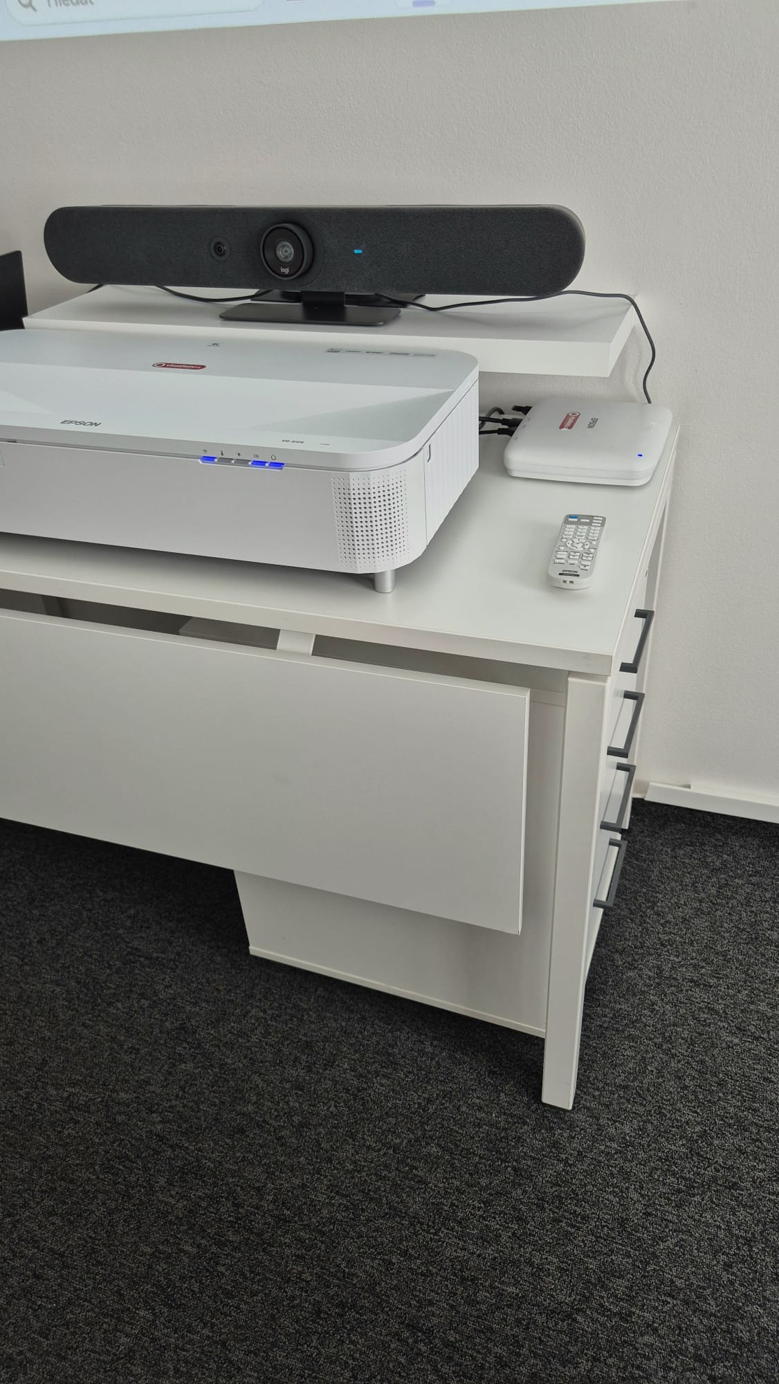 Videokonference logitech a projektor Epson
